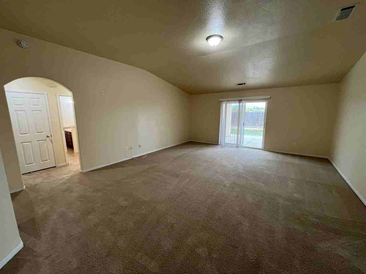 1046 Red Oak St - Photo 2 of 22