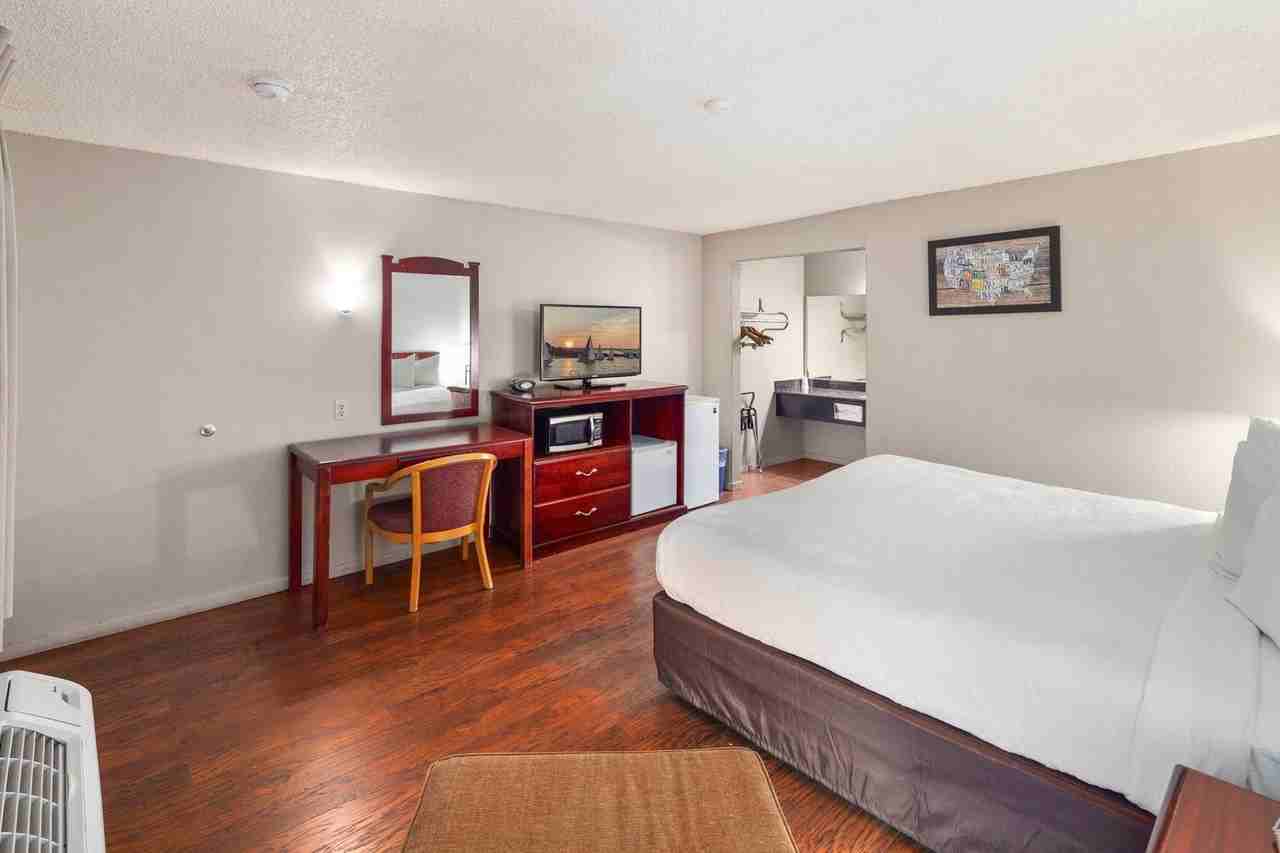 Inn At Lake Washington - Photo 2 of 36