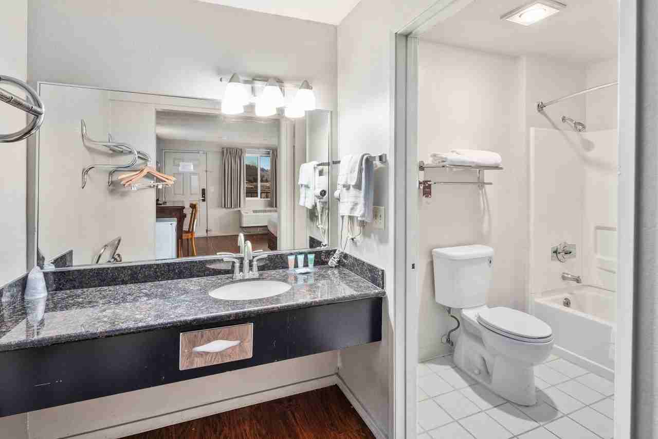 Inn At Lake Washington - Photo 4 of 36