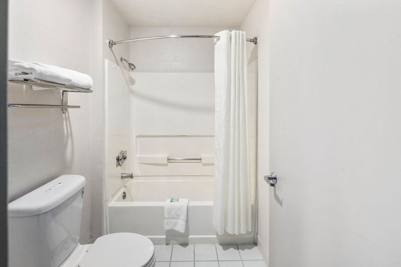 Inn At Lake Washington - Photo 5 of 36