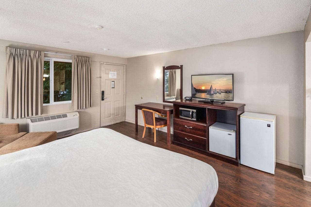 Inn At Lake Washington - Photo 6 of 36