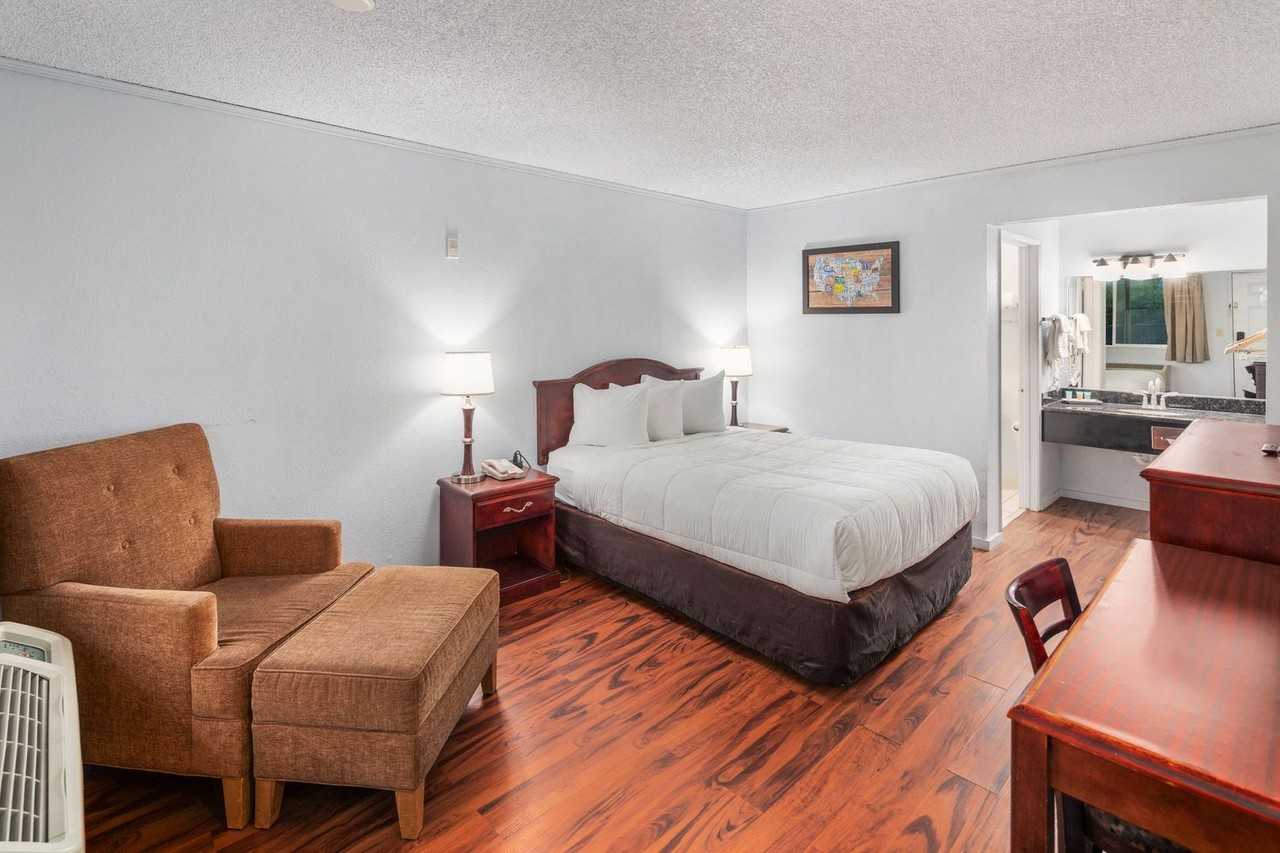 Inn At Lake Washington - Photo 7 of 36