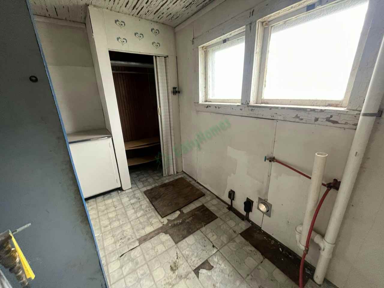 303 Walker Street - Photo 6 of 20