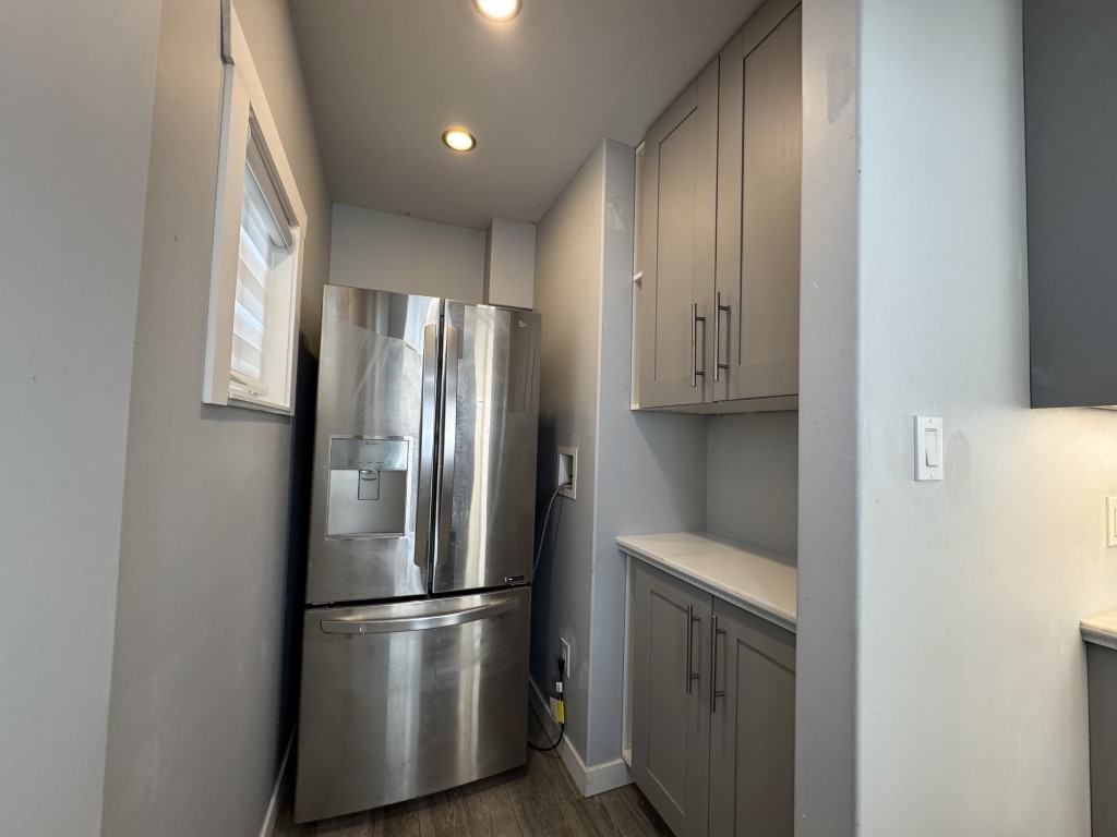 666 Victoria Rd Uppr - Photo 2 of 19
