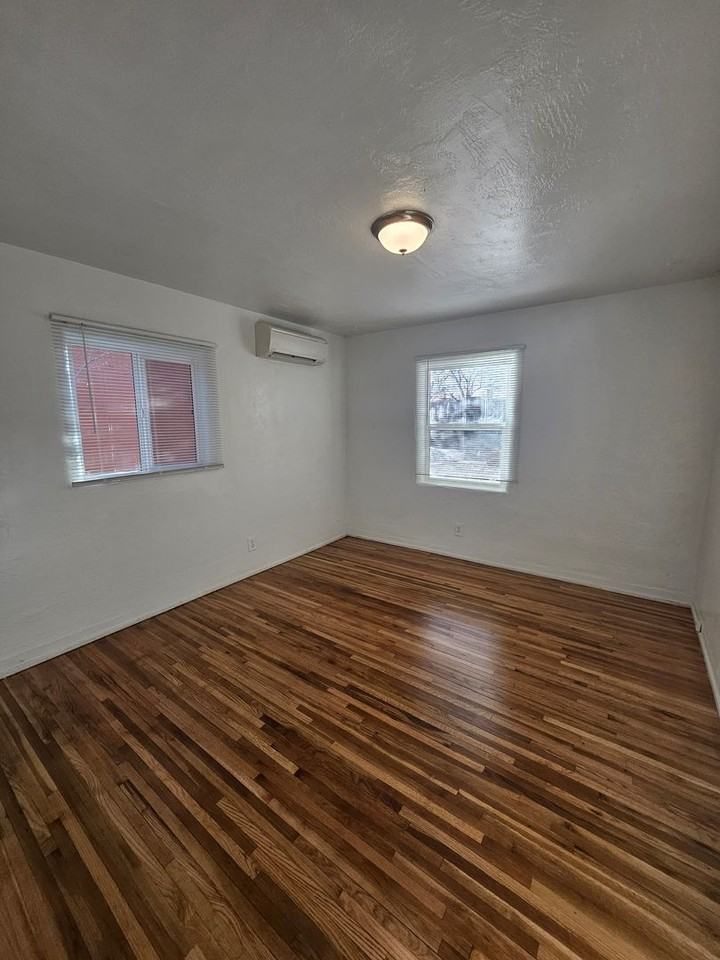 1216 Columbia Dr Ne - Photo 2 of 17