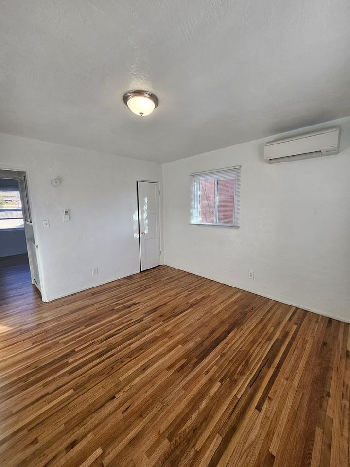 1216 Columbia Dr Ne - Photo 3 of 17