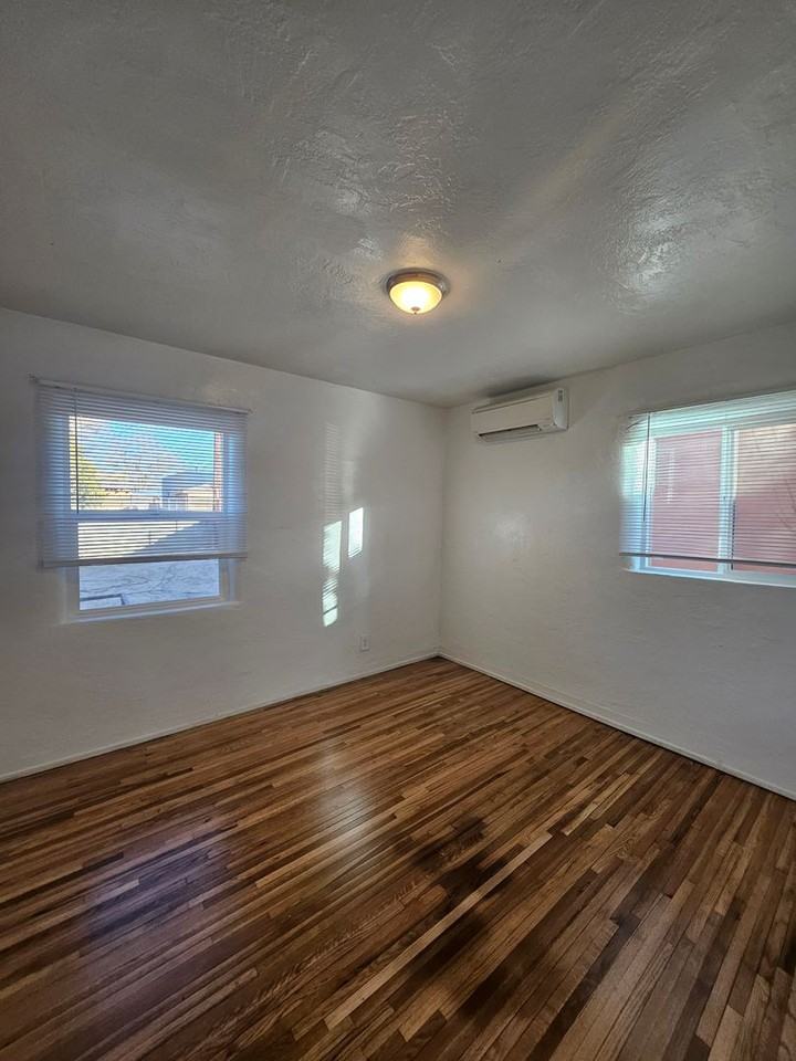 1216 Columbia Dr Ne - Photo 4 of 17