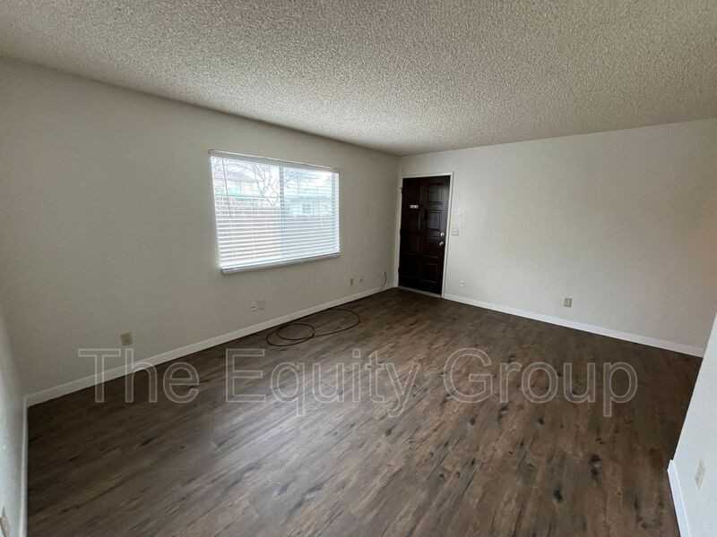 102 E Henderson Ave - Photo 3 of 17