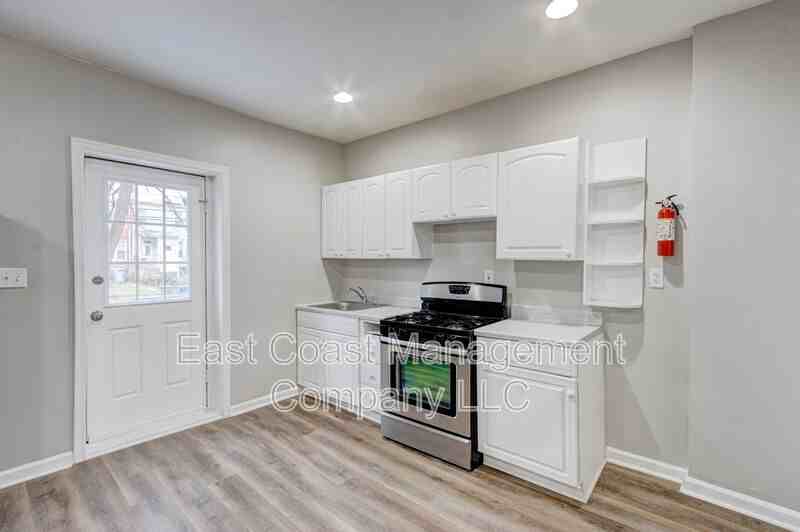 2854 Oakley Ave - Photo 4 of 30