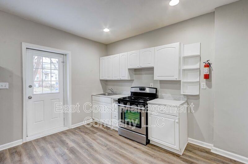 2854 Oakley Ave - Photo 2 of 30