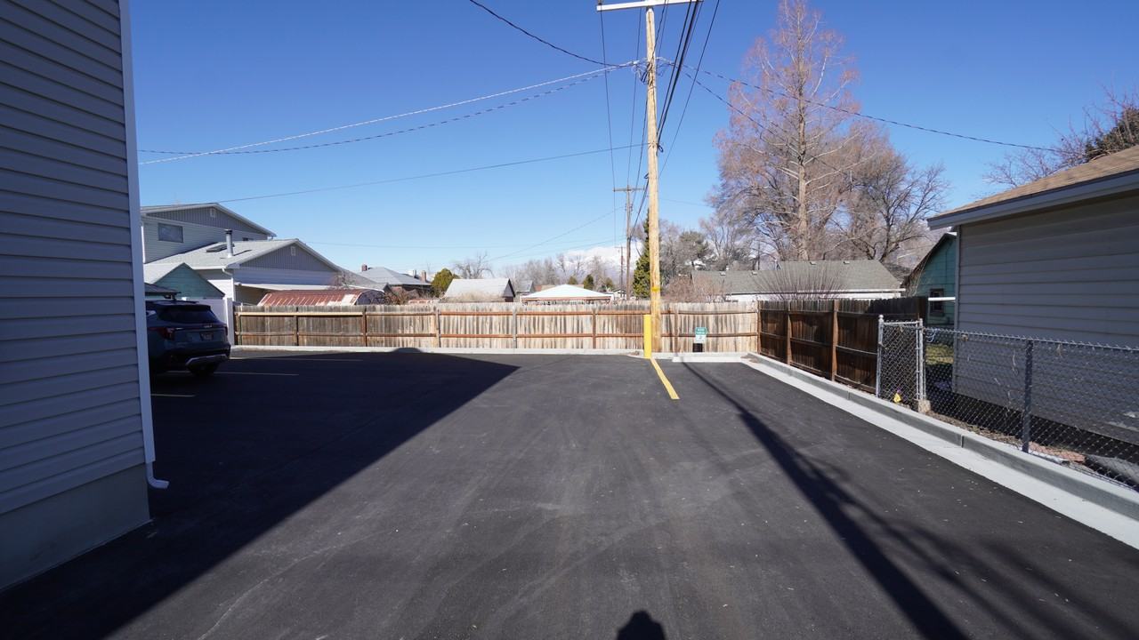 480 39Th St - Photo 2 of 21