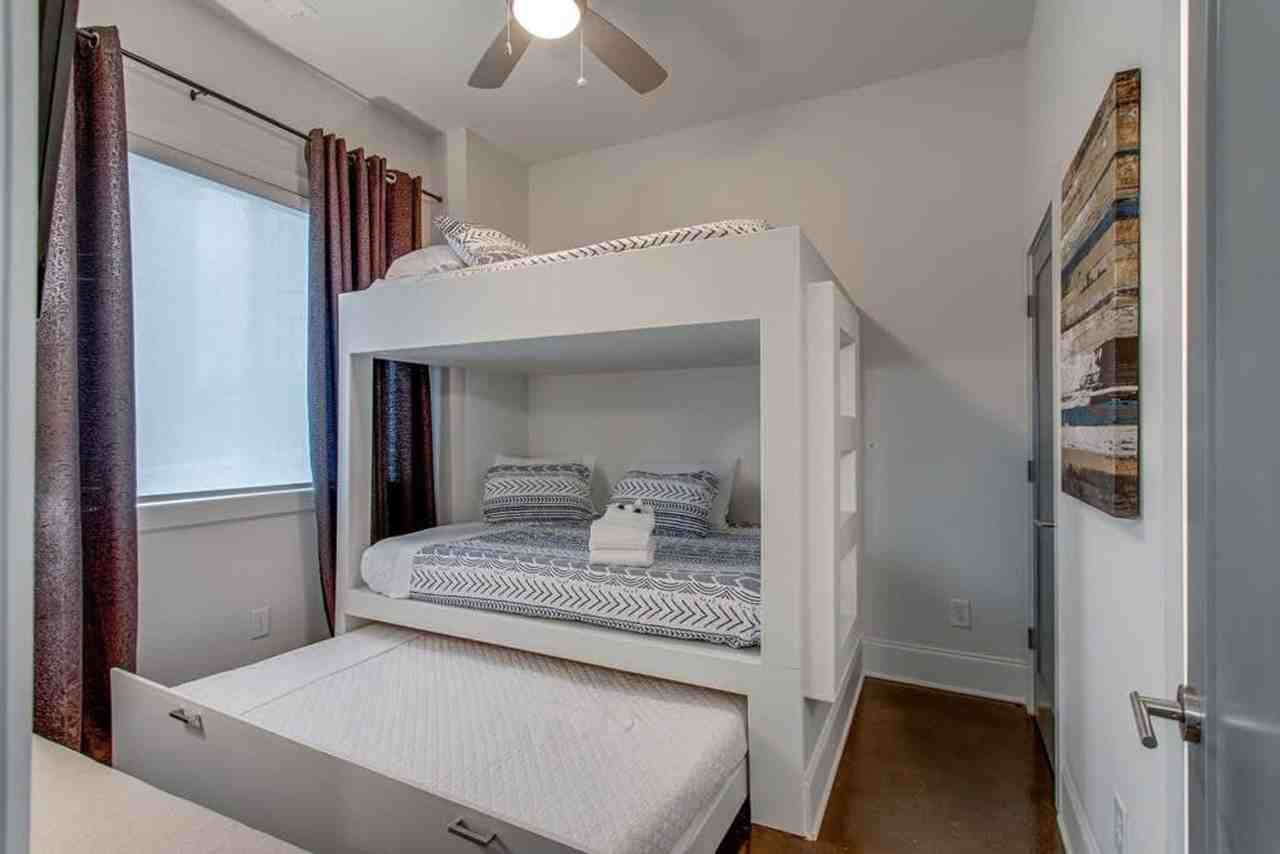 1120 Argyle Ave #1051679P - Photo 5 of 25