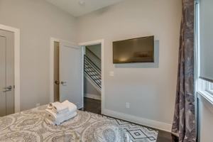 featured image of 1122 Argyle Ave