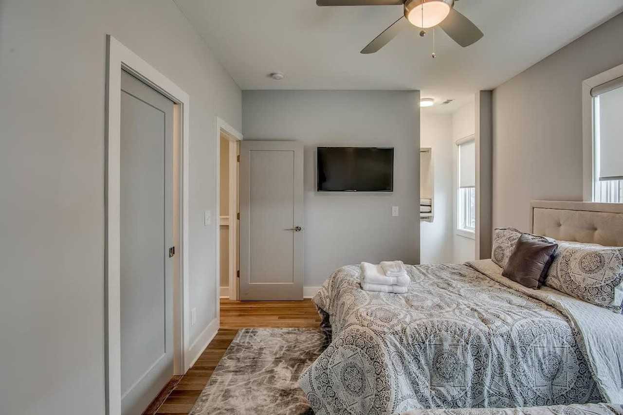 1122 Argyle Ave #1051695P - Photo 4 of 31