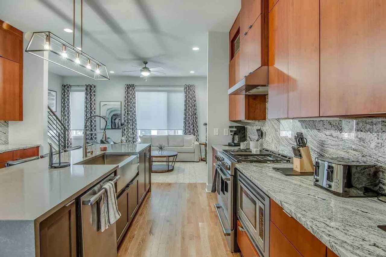 1122 Argyle Ave #1051695P - Photo 5 of 31