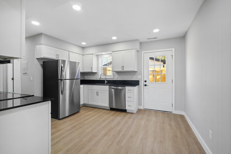 404 Nw D St - Photo 4 of 20