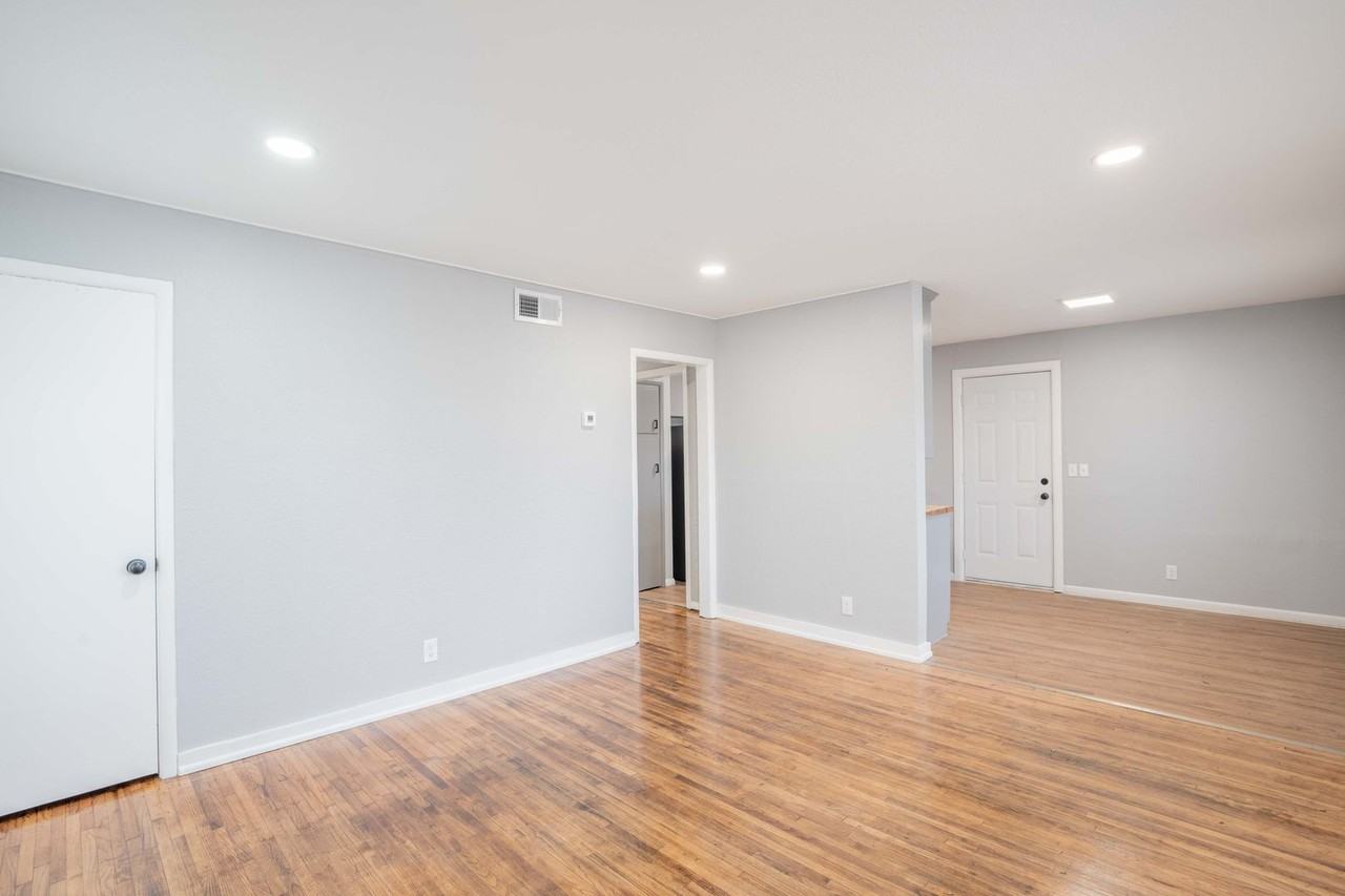 4658 N Saint Louis Ave - Photo 4 of 13