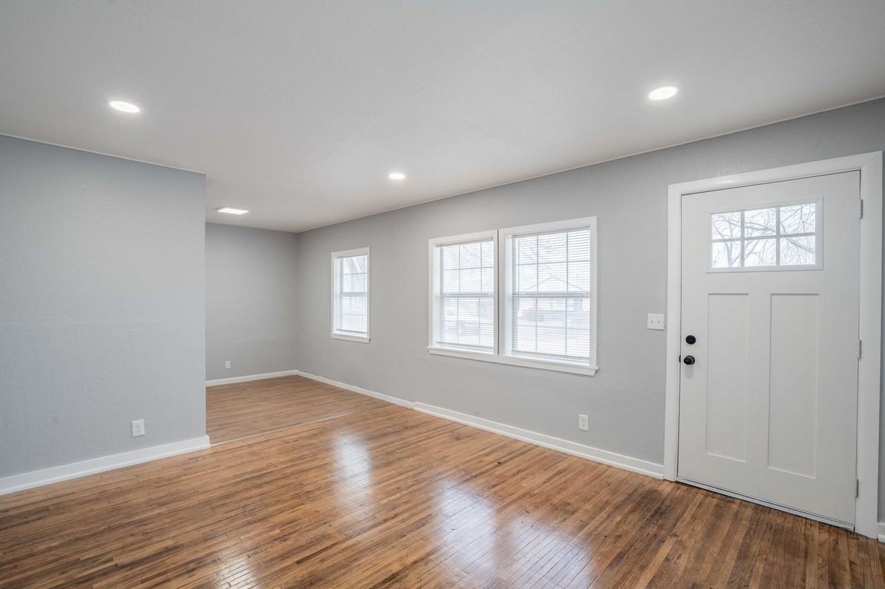 4658 N Saint Louis Ave - Photo 5 of 13