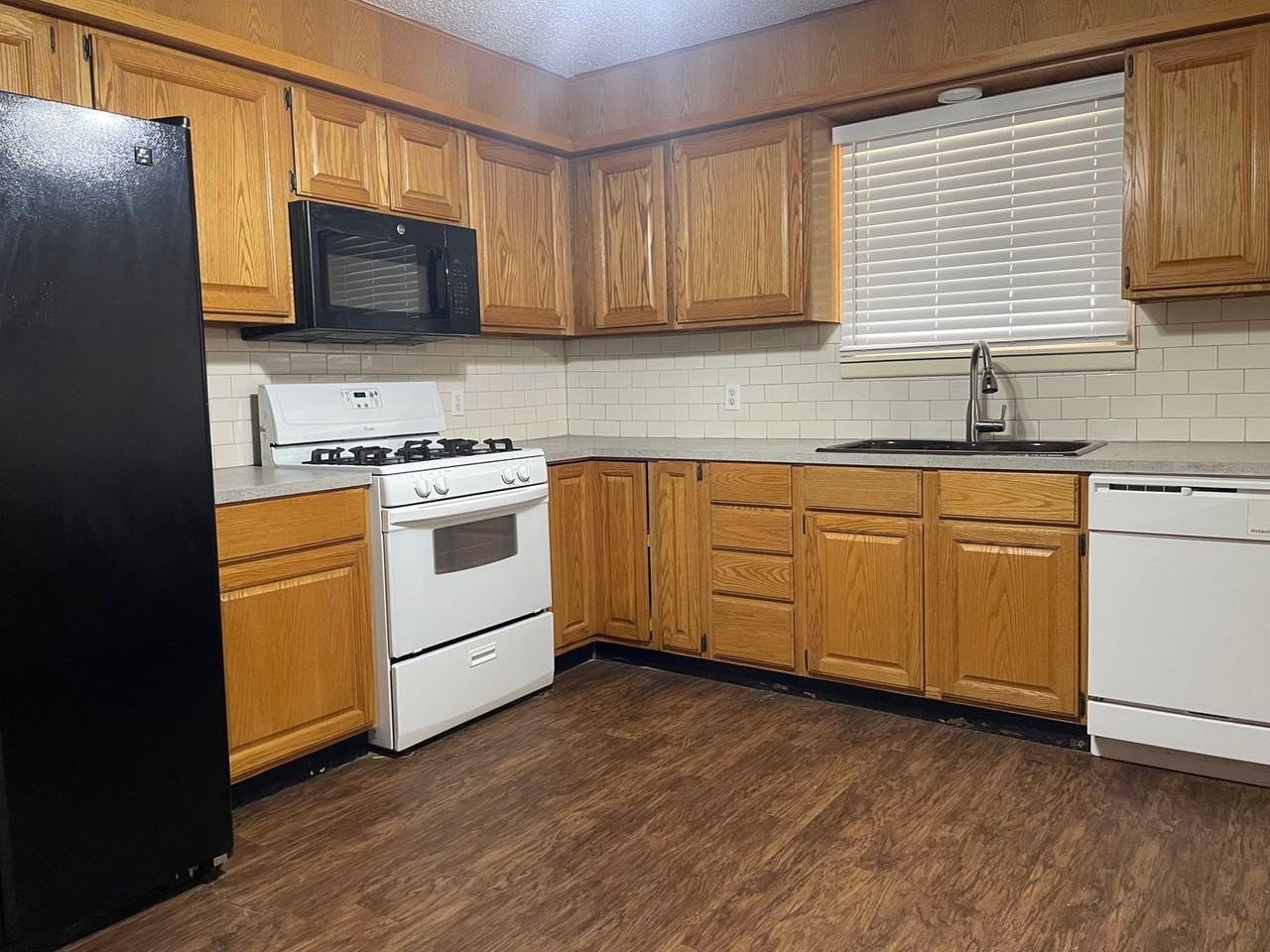 3810 43rd St - Photo 7 of 27