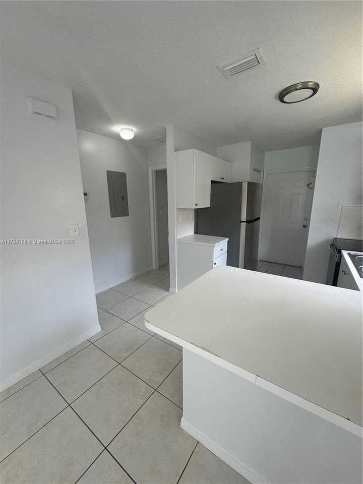 934 Sw 8th Pl - Photo 2 of 10