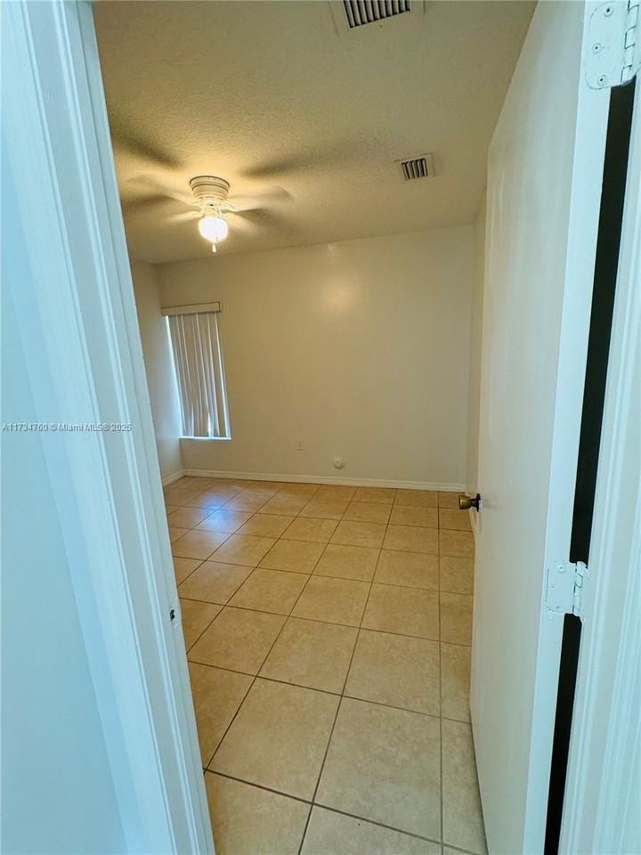 934 Sw 8th Pl - Photo 5 of 10