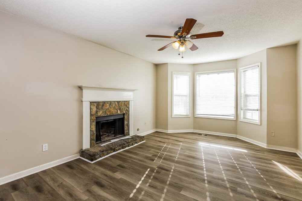 425 Remington Ct - Photo 5 of 17