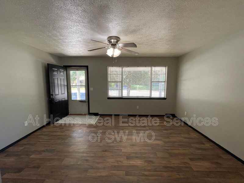 2816 W Chicago St - Photo 3 of 13