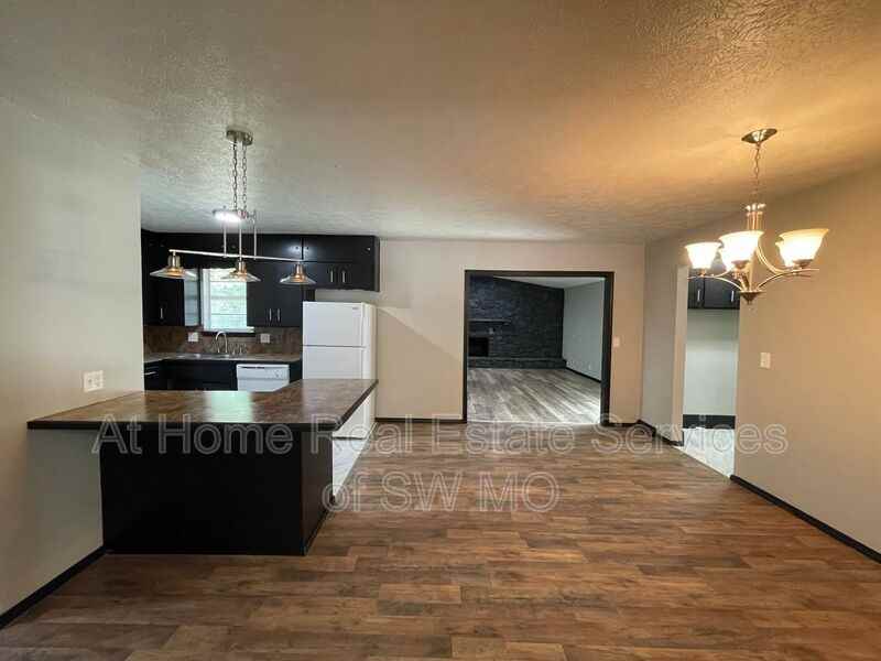 2816 W Chicago St - Photo 4 of 13