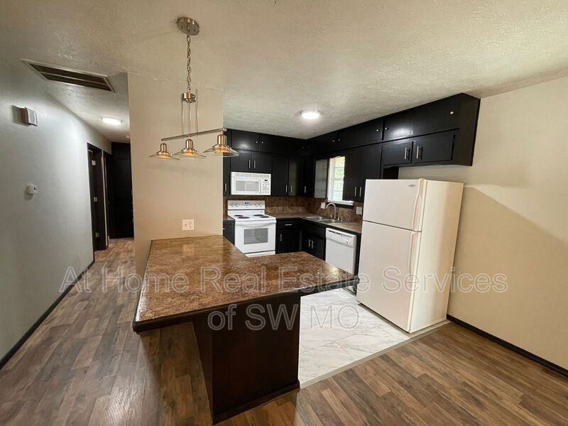 2816 W Chicago St - Photo 5 of 13