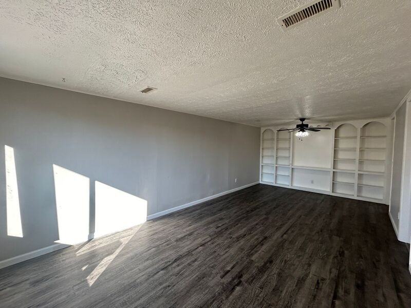 802 Randler Ave - Photo 3 of 7