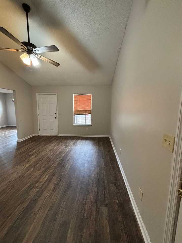 300 Mccumber Dr - Photo 2 of 19