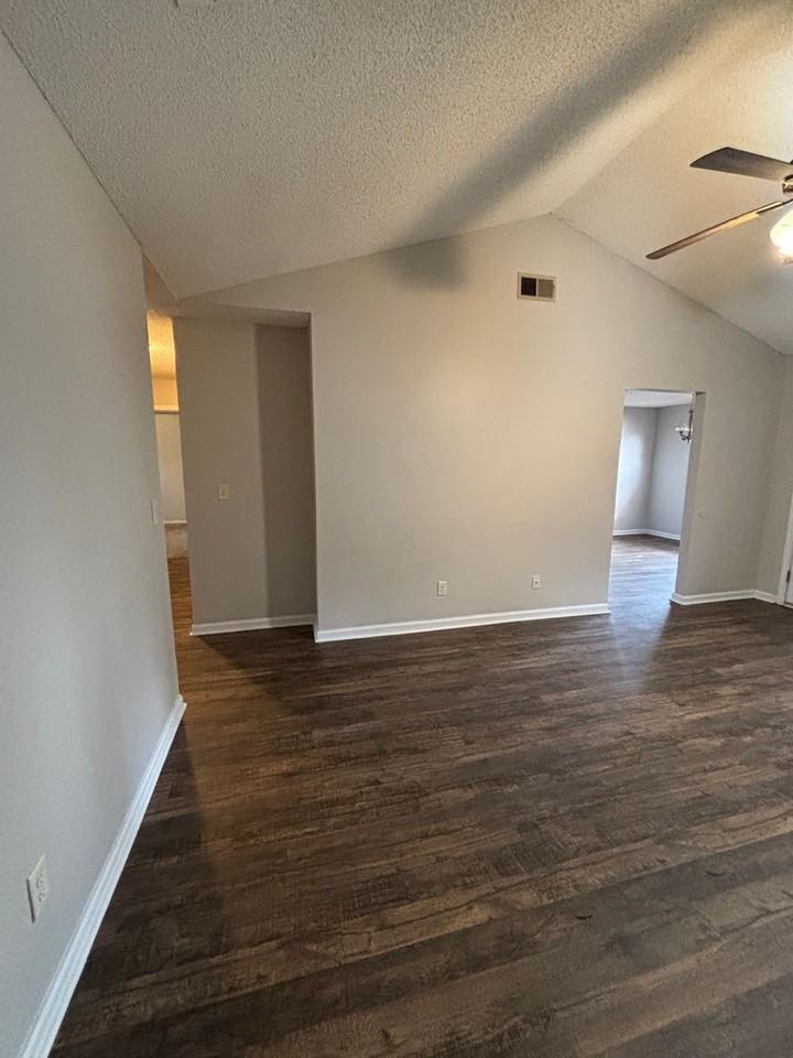 300 Mccumber Dr - Photo 3 of 19