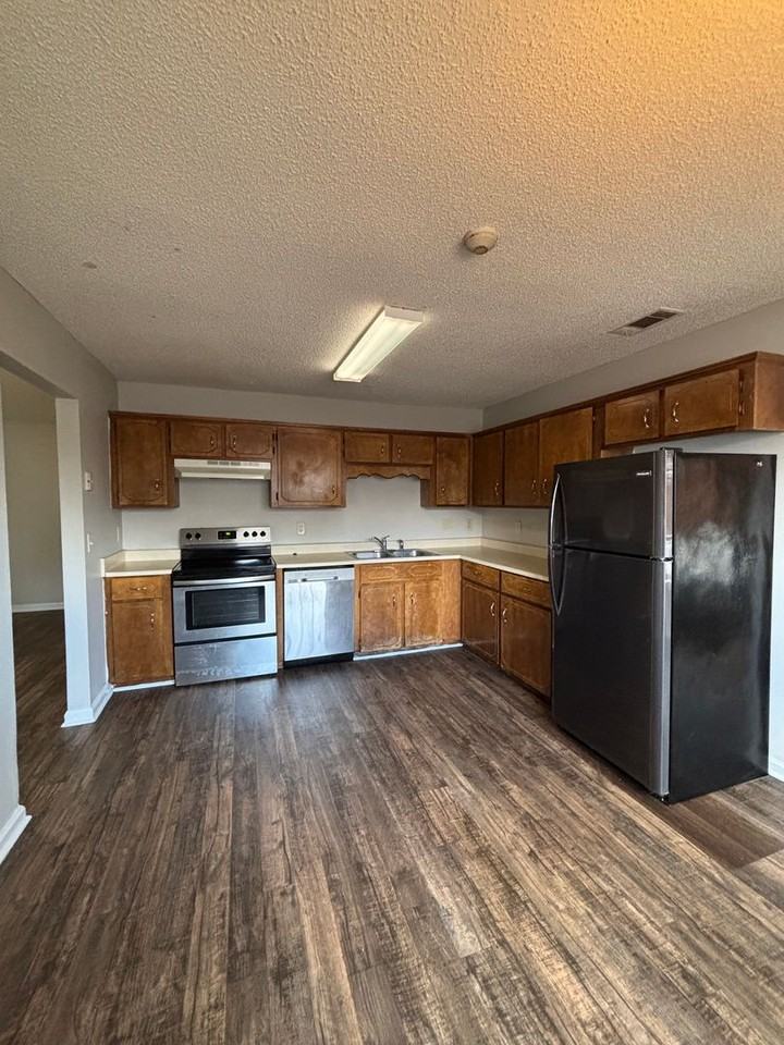 300 Mccumber Dr - Photo 4 of 19