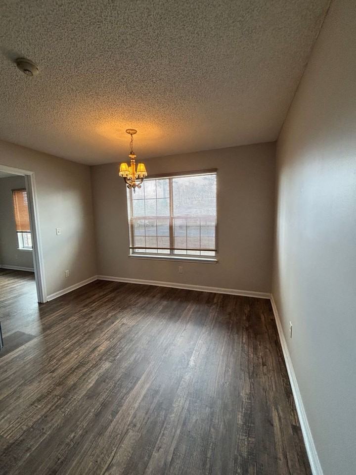 300 Mccumber Dr - Photo 5 of 19