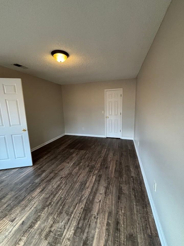 300 Mccumber Dr - Photo 6 of 19