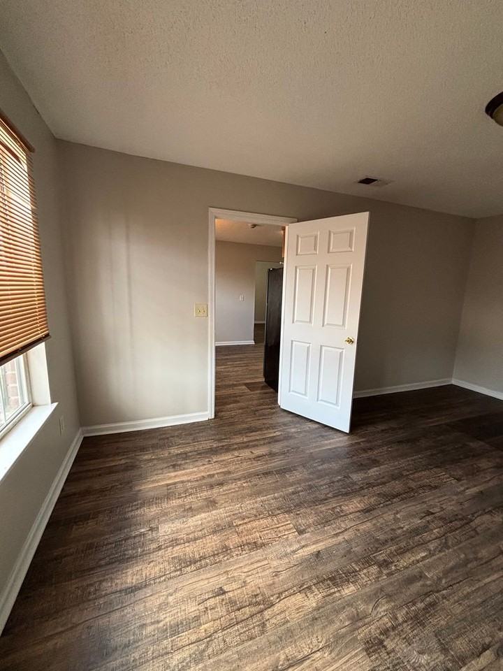 300 Mccumber Dr - Photo 7 of 19