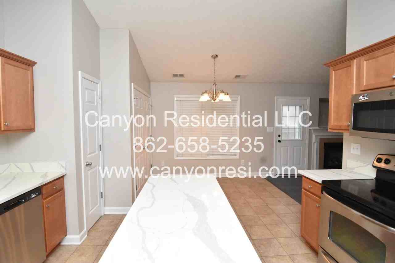 1513 Stonewood Dr - Photo 3 of 12