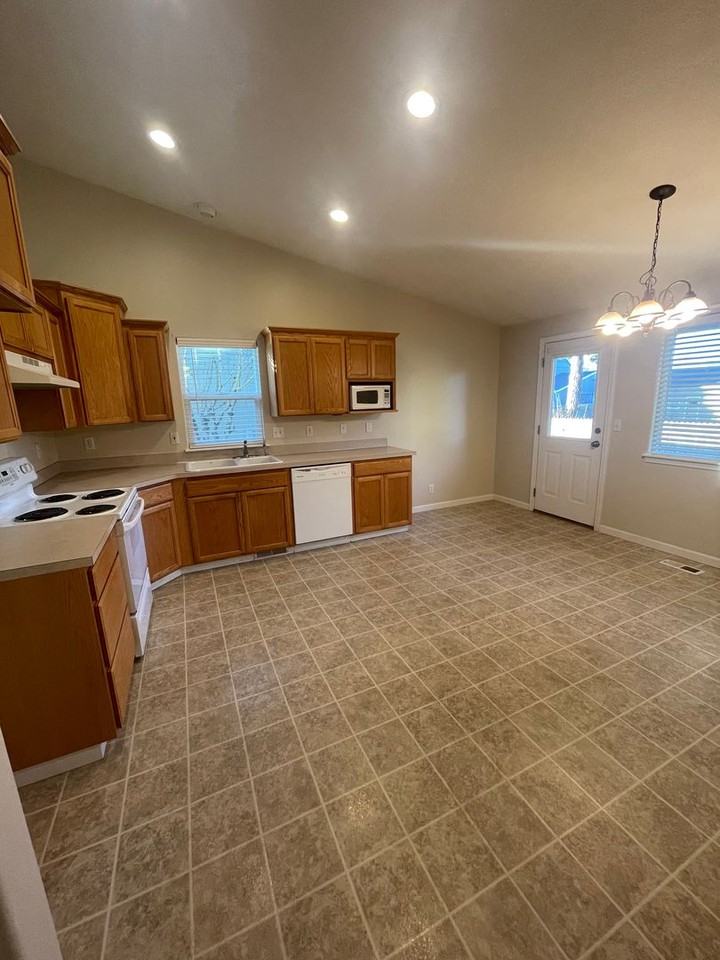 677 E Milton St - Photo 7 of 19