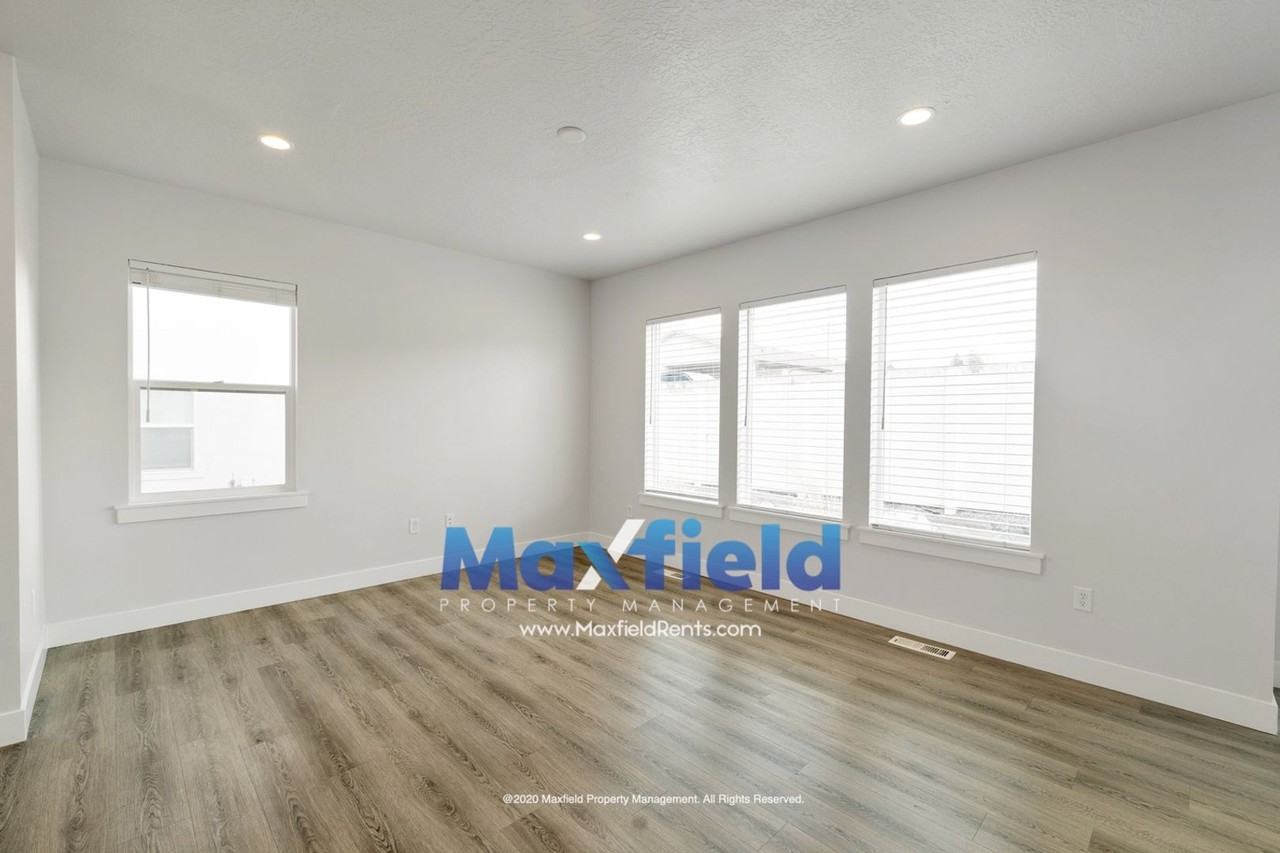 334 N Tidwell St - Photo 7 of 33