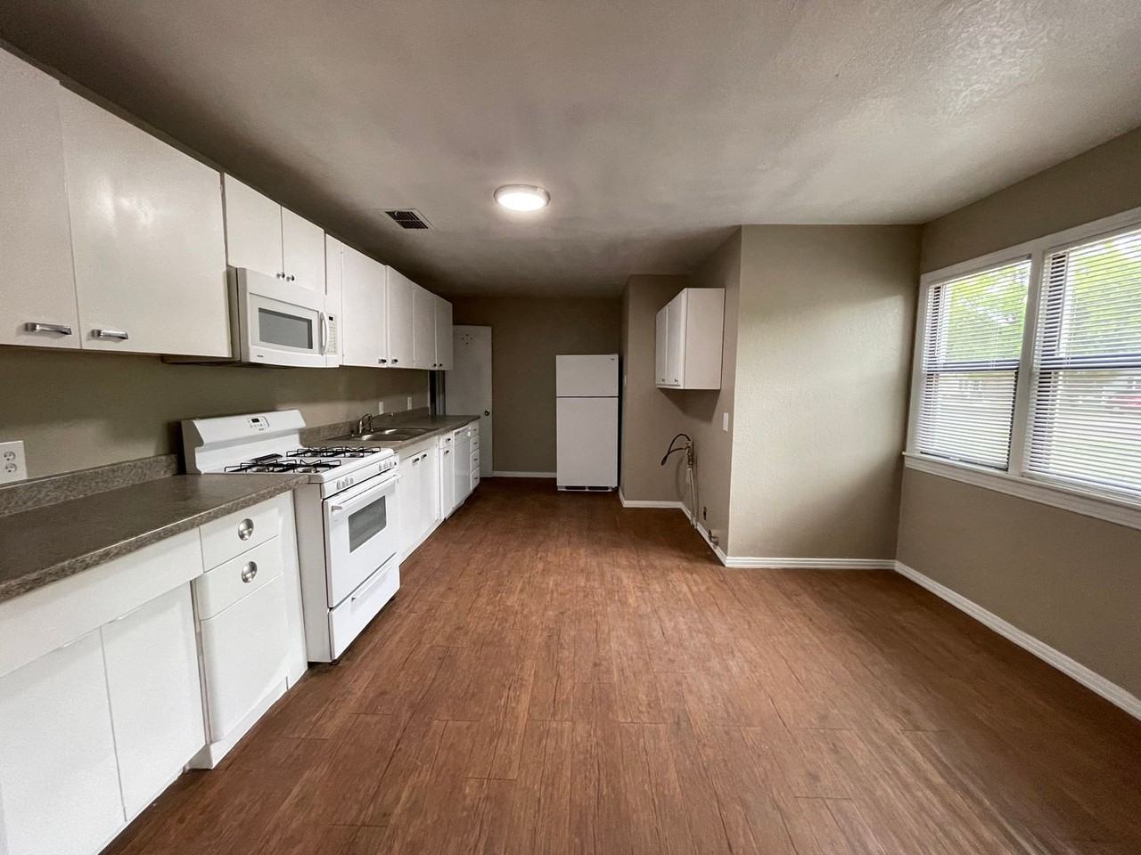 2603 33rd St - Photo 3 of 7