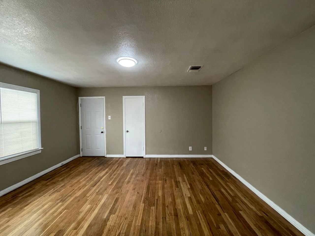 2603 33rd St - Photo 4 of 7