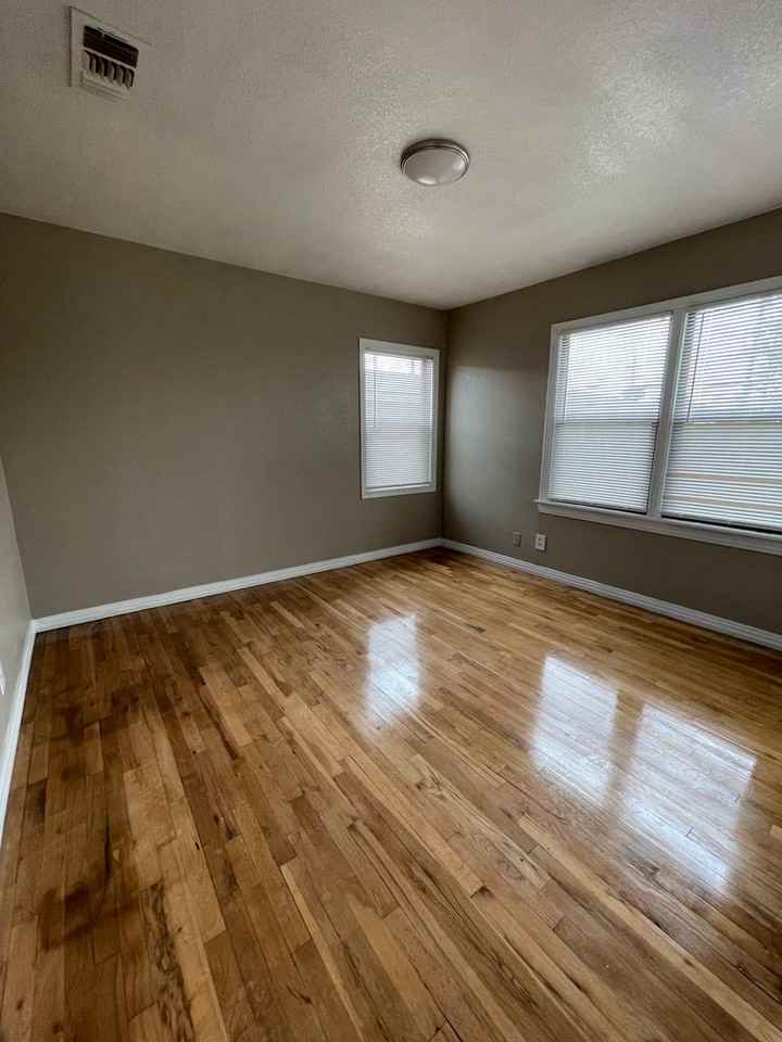 2603 33rd St - Photo 5 of 7