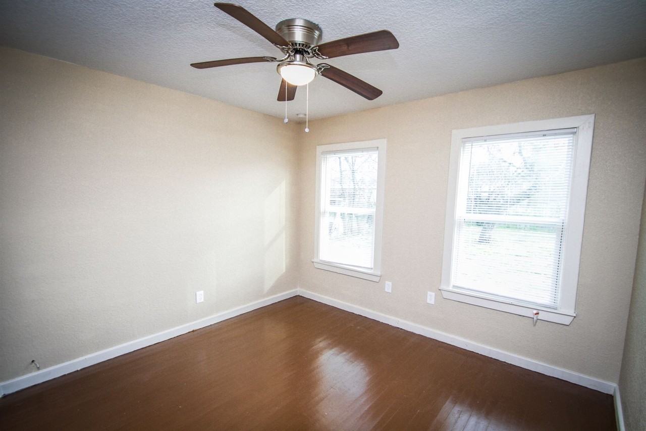 934 Poinsettia - Photo 2 of 33