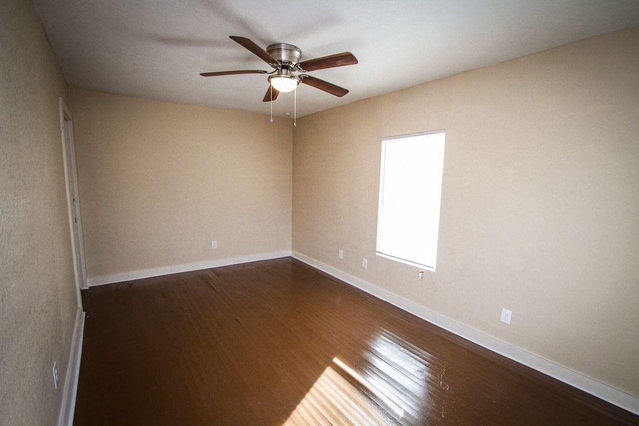 934 Poinsettia - Photo 7 of 33