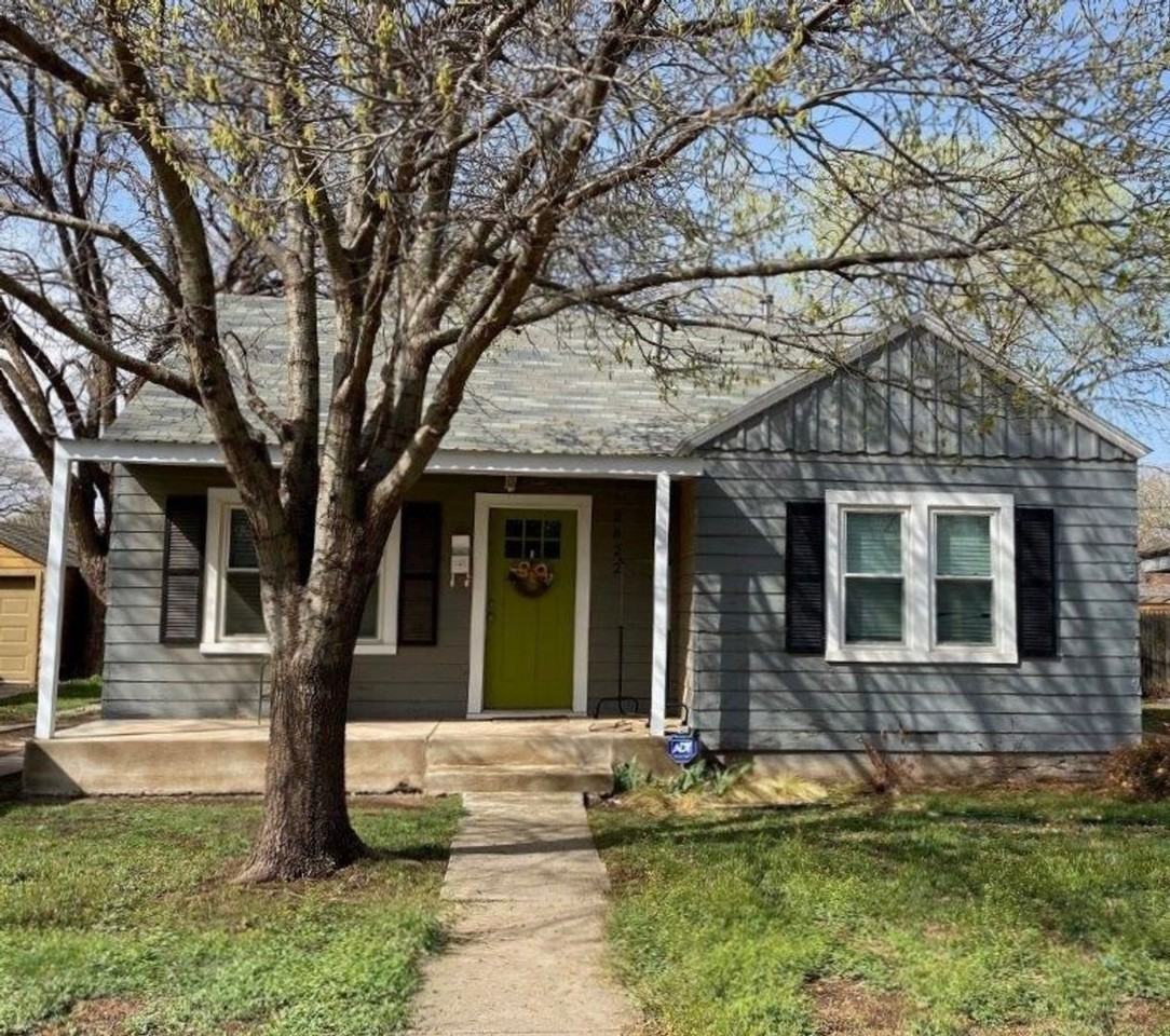 2622 25th St - Photo 2 of 14