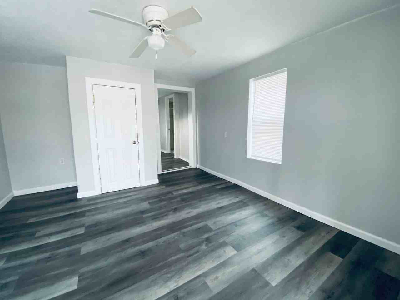 722 S Hill St - Photo 2 of 5
