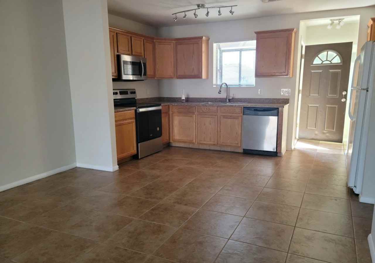 2426 W Earll Dr - Photo 2 of 11