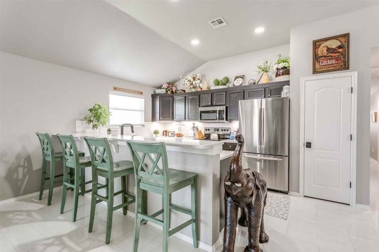 1232 Kingston Rd - Photo 4 of 30