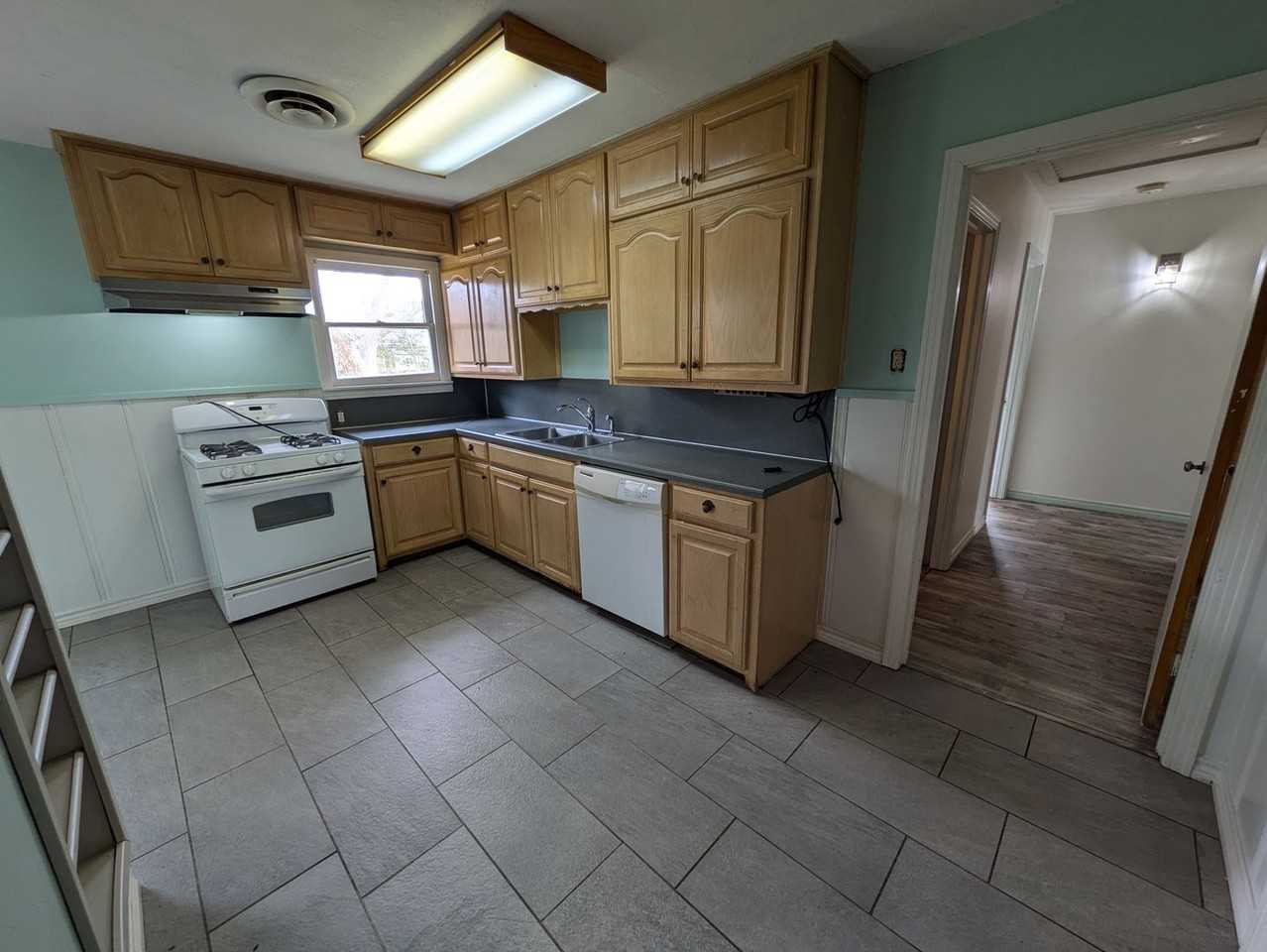 5440 Beaumont Ave - Photo 3 of 12