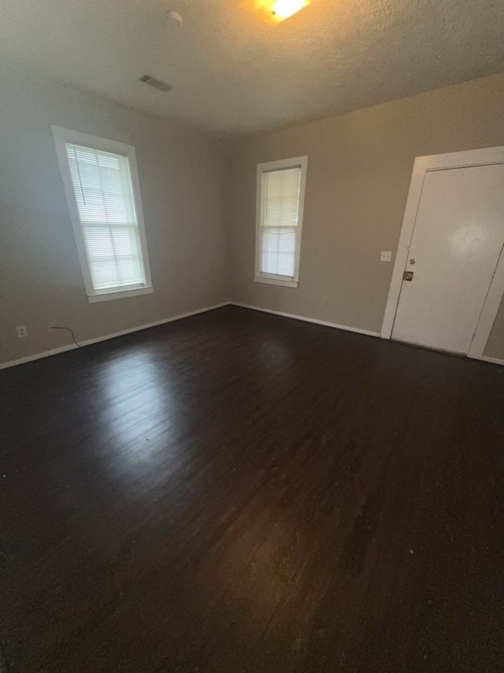 916 Lawyers Ln - Photo 3 of 6